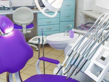Zdjęcie specjalistycznego sprzętu w gabinecie stomatologicznym.